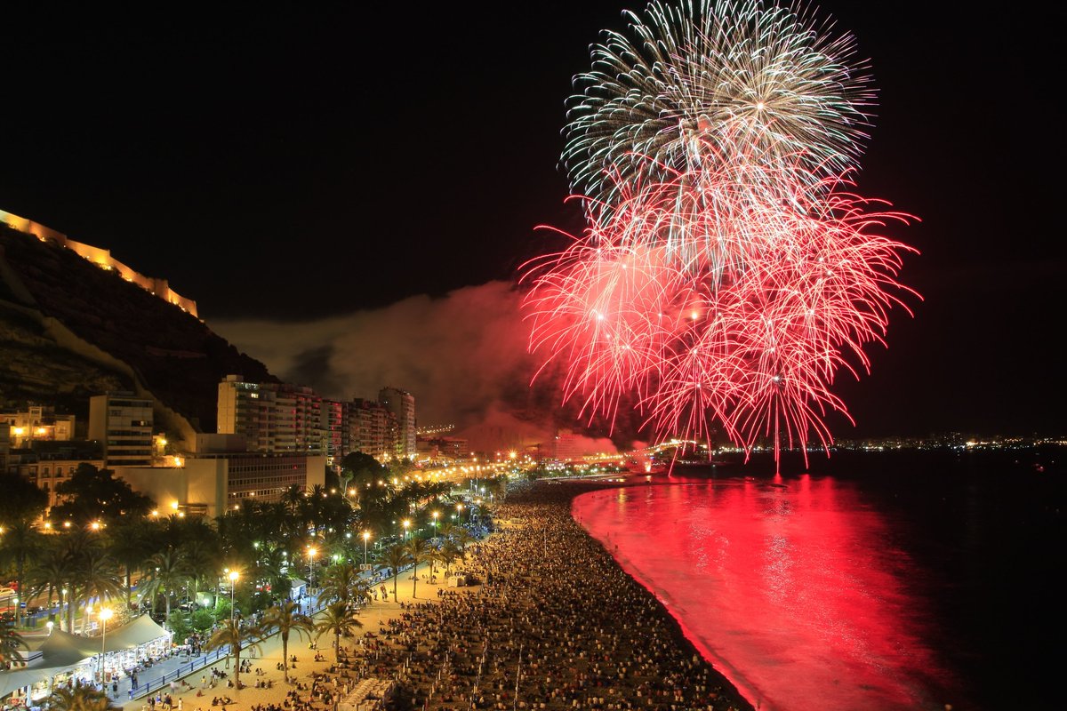 EspanaEnLatam's tweet photo. The Night of #SanJuan in #Spain
Hoy es una noche mágica en toda #España!
#NochedeSanJuan #SanXoan #Fogueres2016 https://t.co/Kbjn34vpex