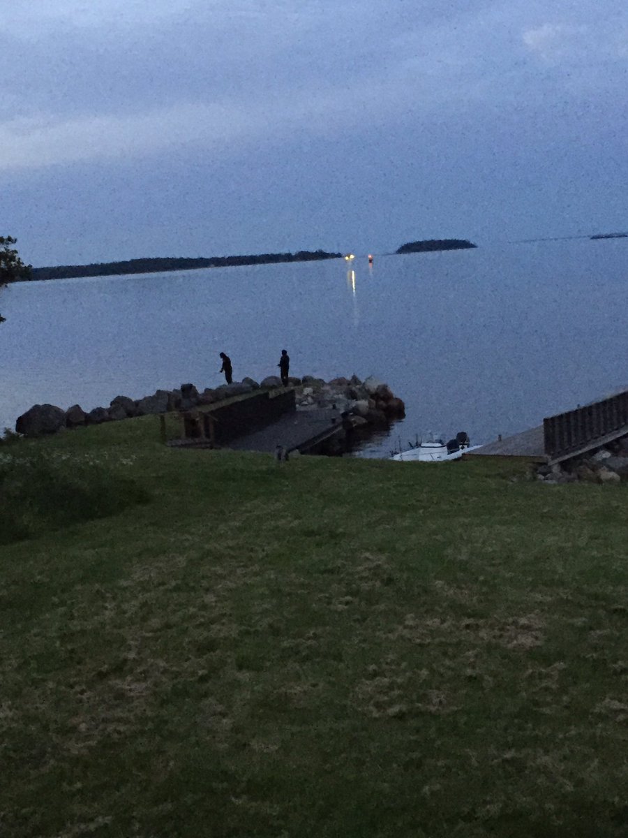 Leder fisketävlingen överlägset så jag gick in. <a href="/Viktornygren/">Viktor Nygren</a> och @lindholmelias kommer bli uppätna av mygg.