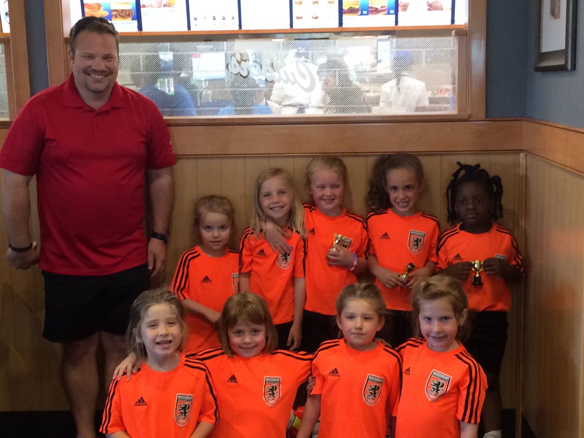 jmerasmus123's tweet photo. U5girls - Carrots celebrating with ice cream after our "award ceremony" @WoodburySC https://t.co/Ng3ec9dzJm