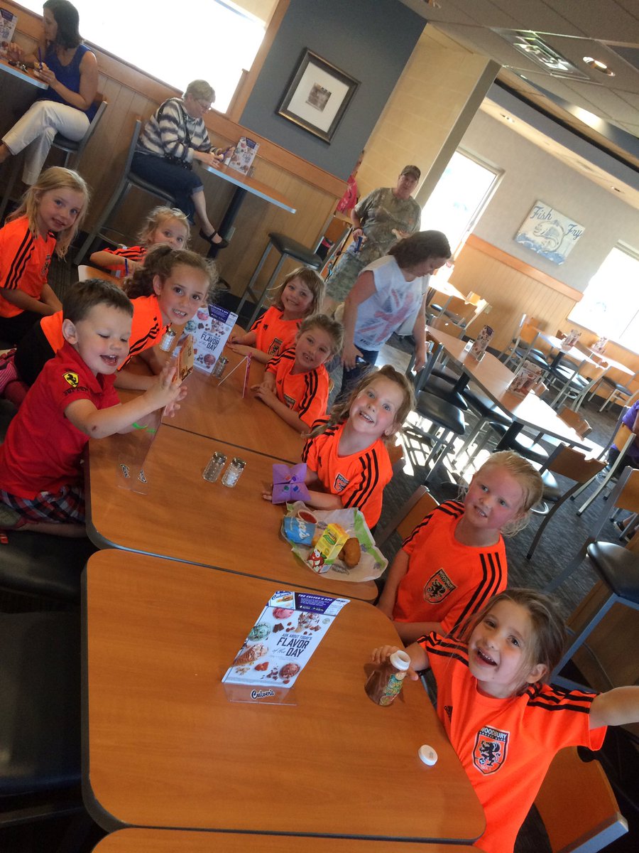 jmerasmus123's tweet photo. U5girls - Carrots celebrating with ice cream after our "award ceremony" @WoodburySC https://t.co/Ng3ec9dzJm