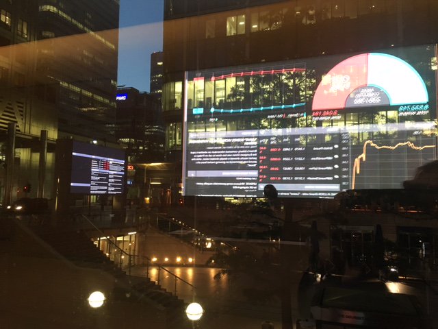 davidwicraig's tweet image. At #CanaryWharf, looking at the Thomson Reuters #swingometer