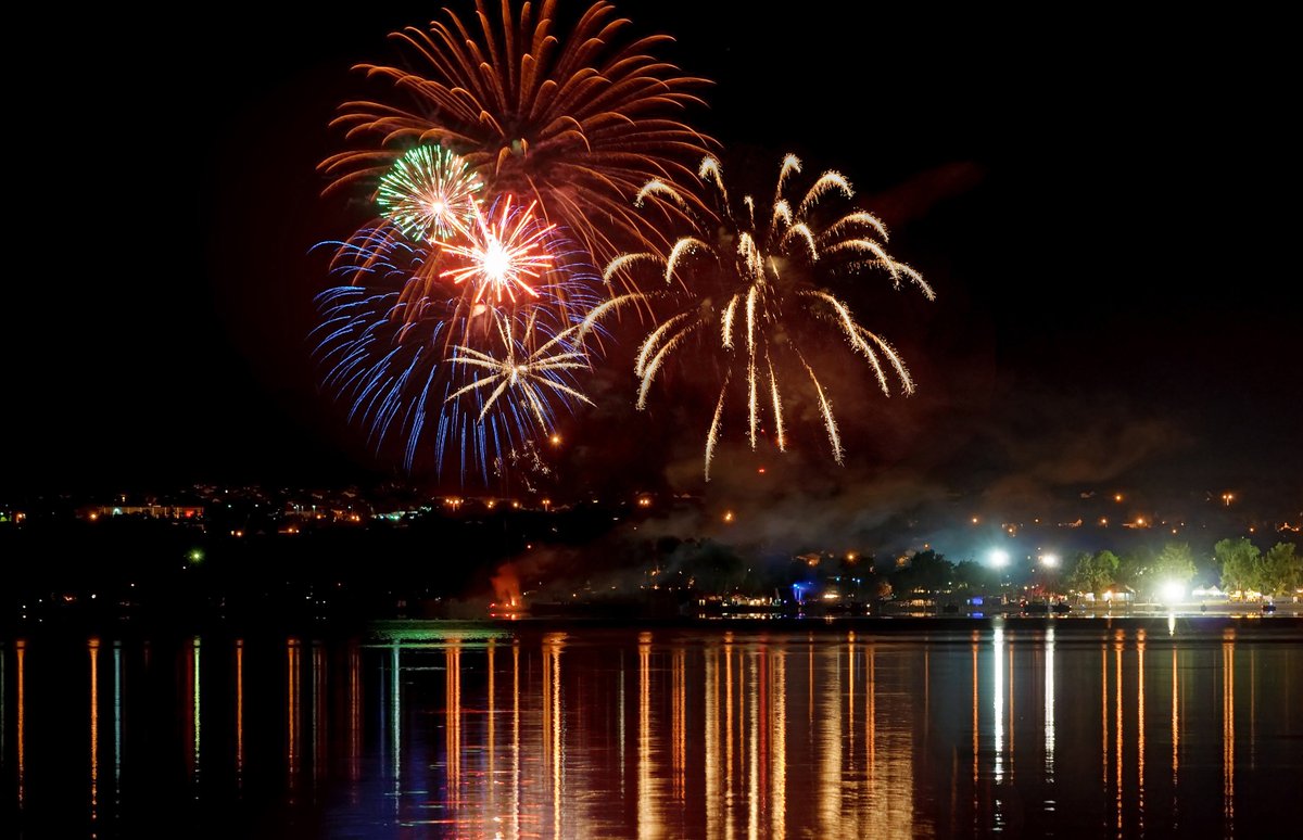 #BonneStJean #FeteNationale #StJeanMTL
Fireworks over Gatineau, Quebec for St. Jean Baptiste celebration