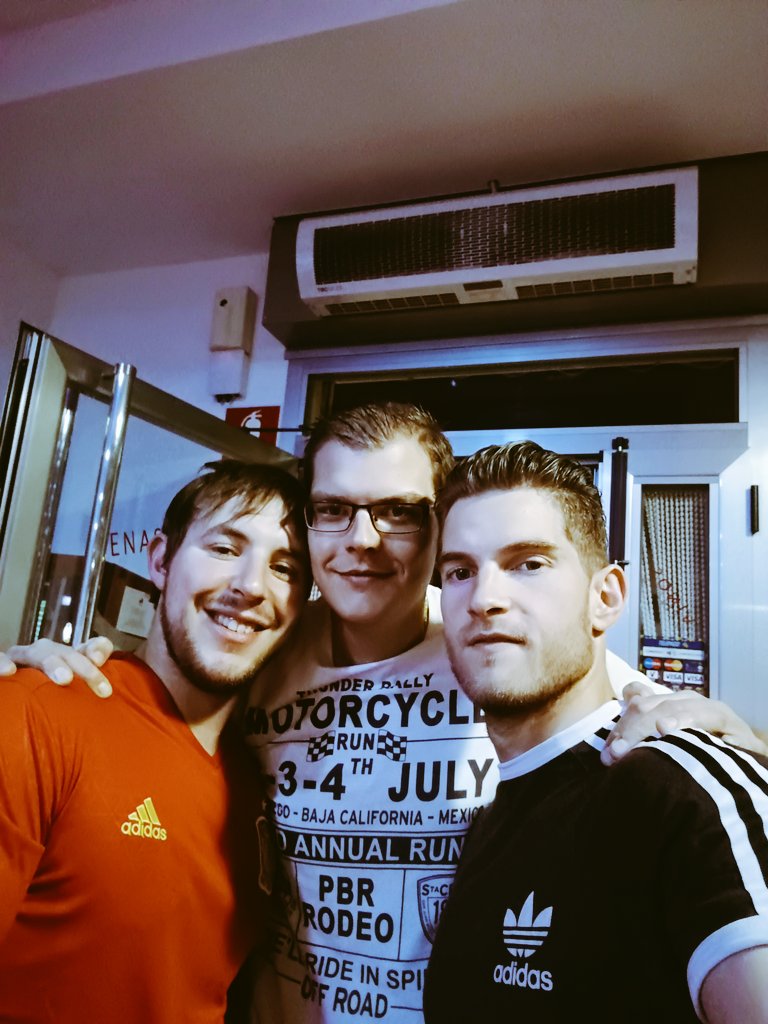 Samu__9's tweet photo. Reunion.... @OmarResoplidos @EnriqueBlascoGa De lio... https://t.co/4oJe028Cmr