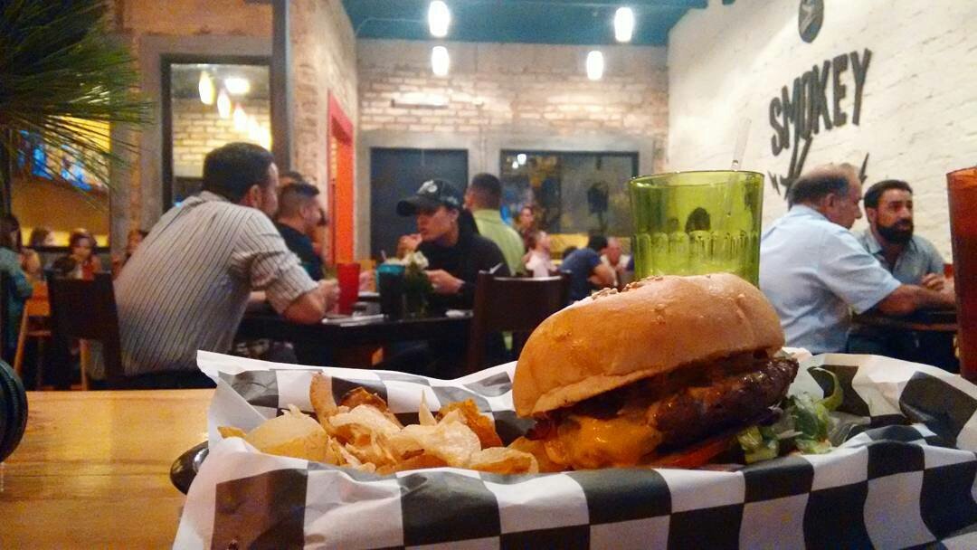 SmokeyHouseVE's tweet photo. Bacon Champ Cheese Burger 😀... con carne, queso fundido, cebolla caramelizada, champiñones, tocineta y salsa tártara https://t.co/Sxex0GPvJn