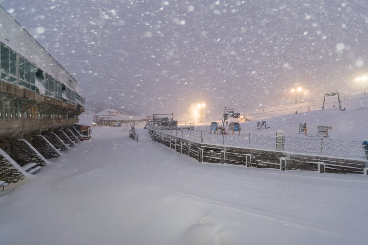 PerisherResort's tweet photo. 35cm of snow overnight @PerisherResort! What an awesome way to go into the weekend! #perisher https://t.co/DtPe9vLECK