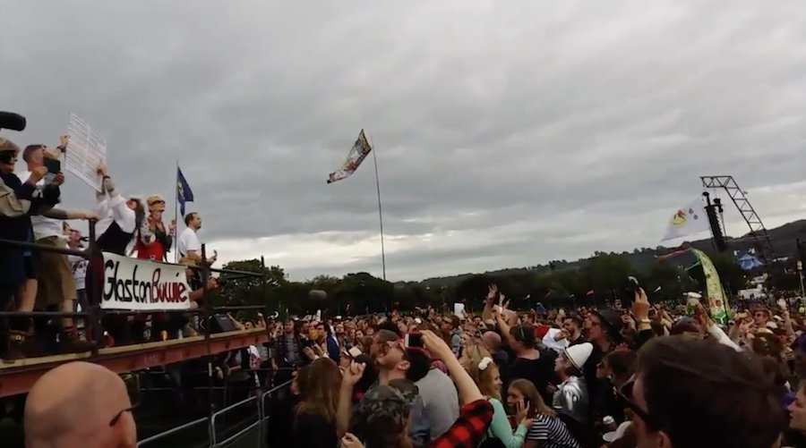 180fact's tweet photo. Watch Glastonbury tribute David Bowie with massive Glastonbowie singalong: https://t.co/EJqntFpNjH https://t.co/x5lYCjxN3A