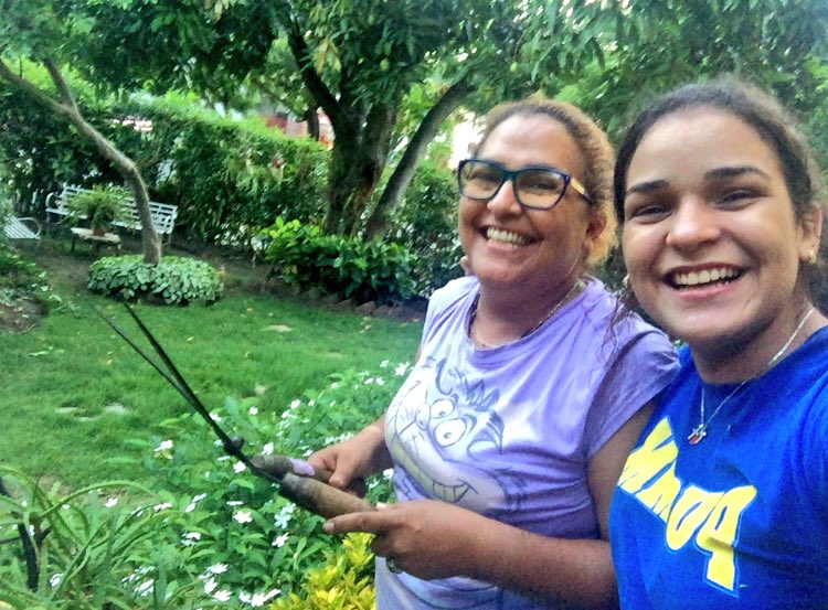 EvaBritto's tweet photo. Así como cuando el Jardinero no puede llegar a casa, mi Mami y yo decidimos hacerlo Juntas❤️ #TeAmoMa #EstoCansa 😰🙊 https://t.co/vUc0gZbOhl