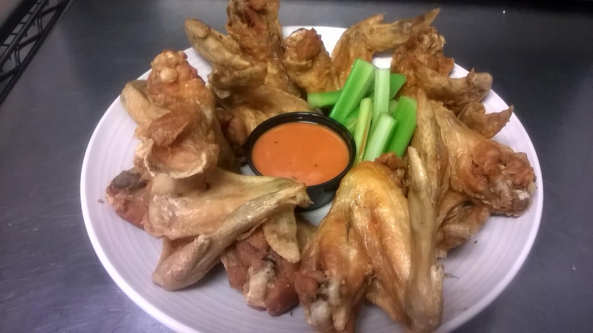 cravemelttap's tweet photo. Drop in for .75 cent whole #wings & $2 20oz #YuenglingDrafts MONDAYS #CraveMurrysville ! https://t.co/xZoojuaCll https://t.co/emBAogJGbs