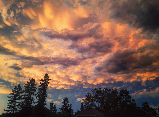 DoDuluth's tweet photo. Strom clouds the other night, what a treat! #fireinthesky #DoDuluth #chooseduluth #experiencemn https://t.co/Eed6UWY63o