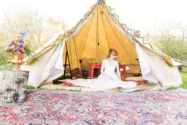 This seaside glamping styled wedding shoot is on the blog tonight! styledinlace.com/seaside-glampi…