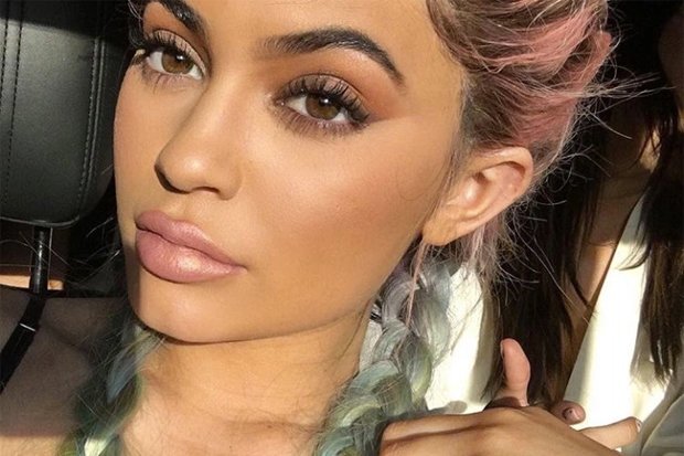 CELEBUZZ's tweet photo. How to get @KylieJenner's metallic lips. You know you want to know how: https://t.co/Q2BPZx3kDj https://t.co/088XUE5xTs