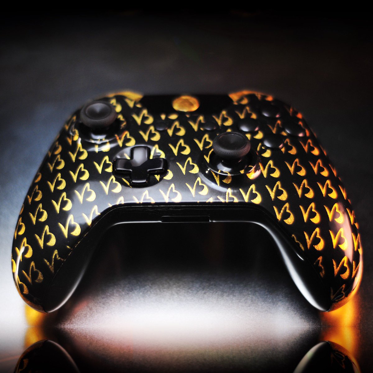 ProModz's tweet image. 24k Gold #XboxOne custom we made for @v3tronix :) 
ProModz.com