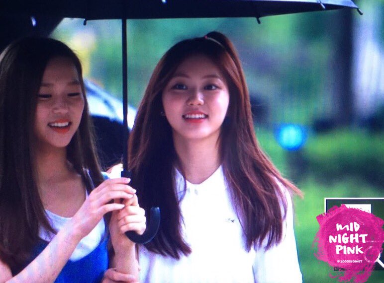 CLCSTORY's tweet photo. [PICTURE] Previews of Eunbin with Yeeun heading to Music Bank. #CLC #씨엘씨 (Cr. Midnight Pink) https://t.co/5hS282dDvo