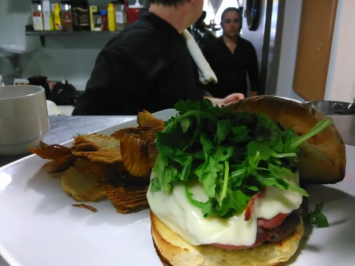 JabbarHart's tweet photo. Nice burger! https://t.co/Osv88ywRt8