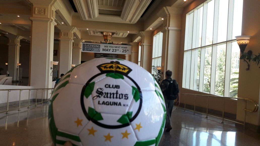 ClubSantos's tweet photo. Con gran éxito finaliza la expo @LIMALicensing, ¡el pabellón Mexicano todo un éxito! Gracias a todos por compartir. https://t.co/zyCACvOpxu
