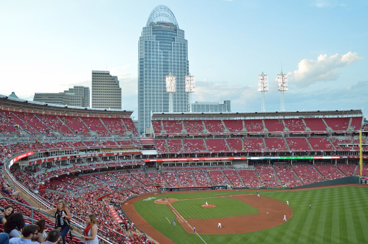 Reds's tweet photo. It's another beautiful night in downtown Cincinnati, Ohio. #LetsGoReds https://t.co/4vZUc8145t