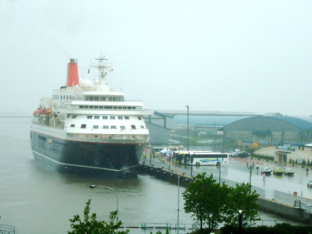 6月26日(日）釧路港へのクルーズ船入港は｢ダイヤモンドプリンセス｣着岸場所は、西港第４埠頭。7：00入港、14：00出港予定。｢にっぽん丸｣着岸場所は耐震・旅客船ターミナル。10：00入港、18：30出港予定。