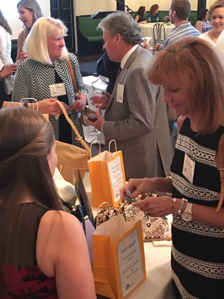 LBochat's tweet image. Fun evening, loving the handbags! #Handbags4Homes