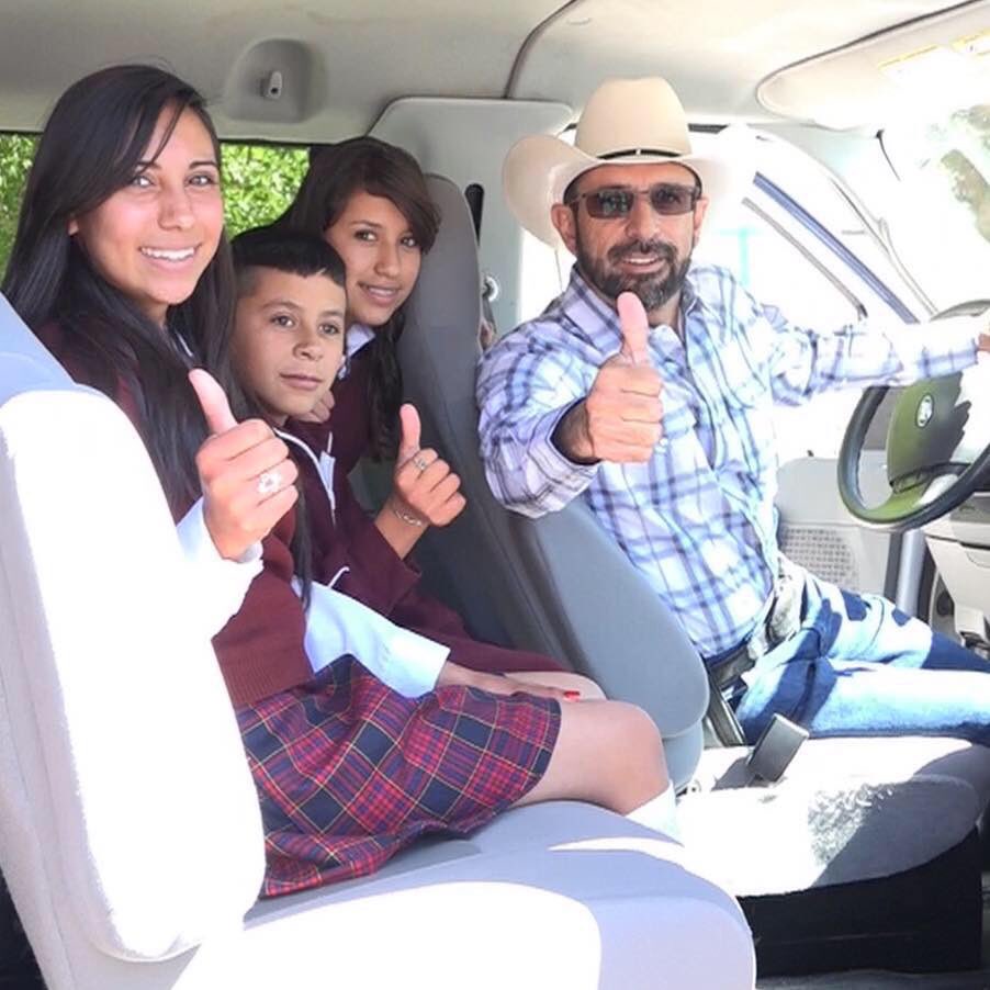 ChuyDuranF's tweet photo. Entregué un moderno transporte escolar a los alumnos de la Telesecundaria del ejido La Biznaga #Transformando https://t.co/wAXwSCFZ6p