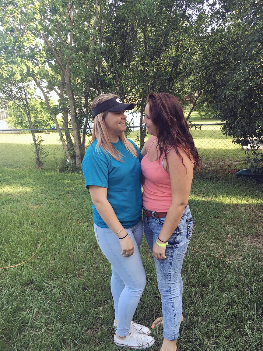 _ssummerr_'s tweet image. I look like 🚮 but she , she does too 💖😂 #mainbitch #hateonit @mckeennziee_b