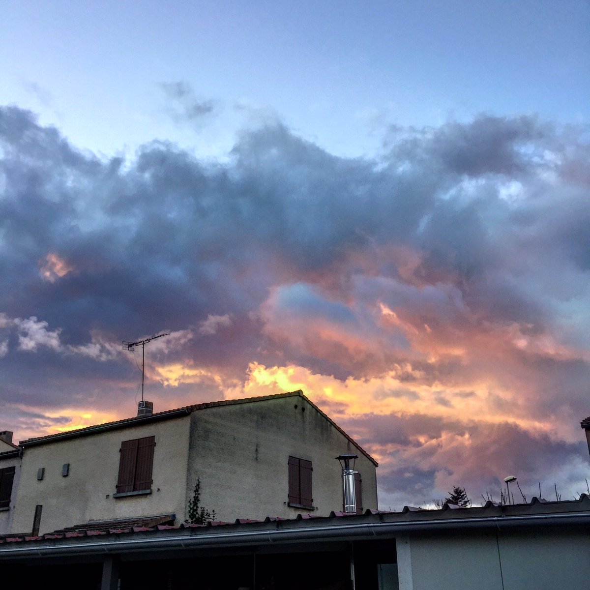 dyodehf's tweet photo. @kyungsoo666_hk le ciel, prendre des photos/vidéos tout tout, le ciel c'est ma vie (cadeau) https://t.co/RSirAVfMts
