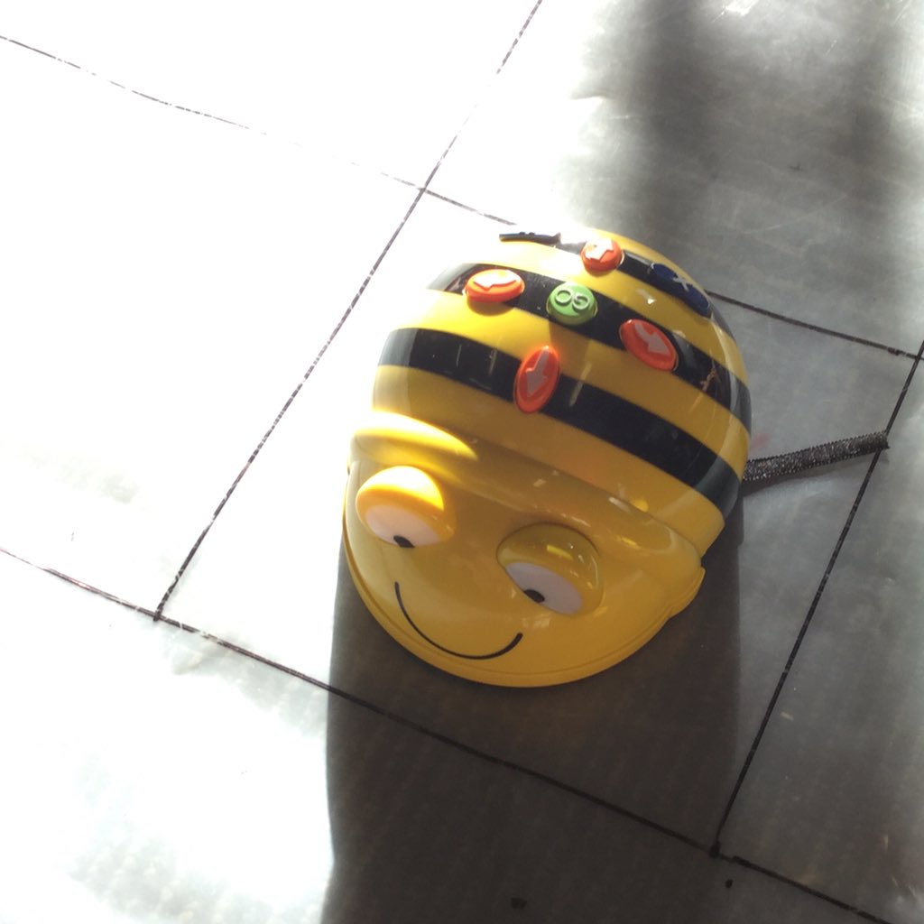 coolkiwikids's tweet photo. William: bee-bots help me write a code sequence. https://t.co/dsTr3vcSZR