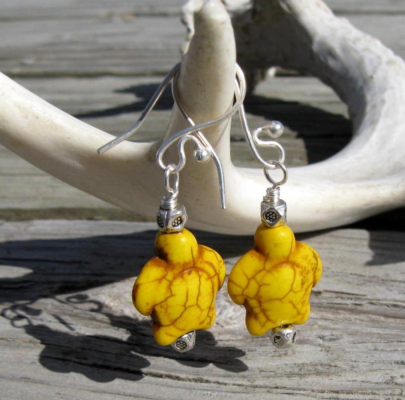 Emotional_Oasis's tweet photo. Yellow Stone and Silver Dangle Earrings https://t.co/wmzMq1FXgN #jewelryonetsy #AdorableTurtles https://t.co/gCFboNSghd