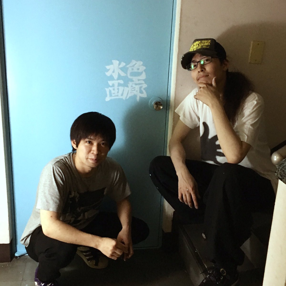 TAISA083's tweet photo. 水色画廊の顔である水色のドアに文字入れして頂きました(・｀д´・)‼️✨

岩国出身の書家『一芯』くん。

展示会の水色画廊でも出展して頂いた方です✨

素晴らしいっ✨💖

#水色画廊 https://t.co/pUXsaxBYYR