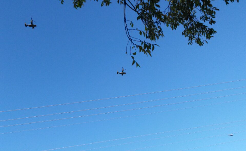 FanatikJ's tweet photo. Obama in Marine One over San Mateo, CA, with a Marines escort of two Ospreys. From my droid camera @ 6:45 pm PST https://t.co/rgnKrmQriZ