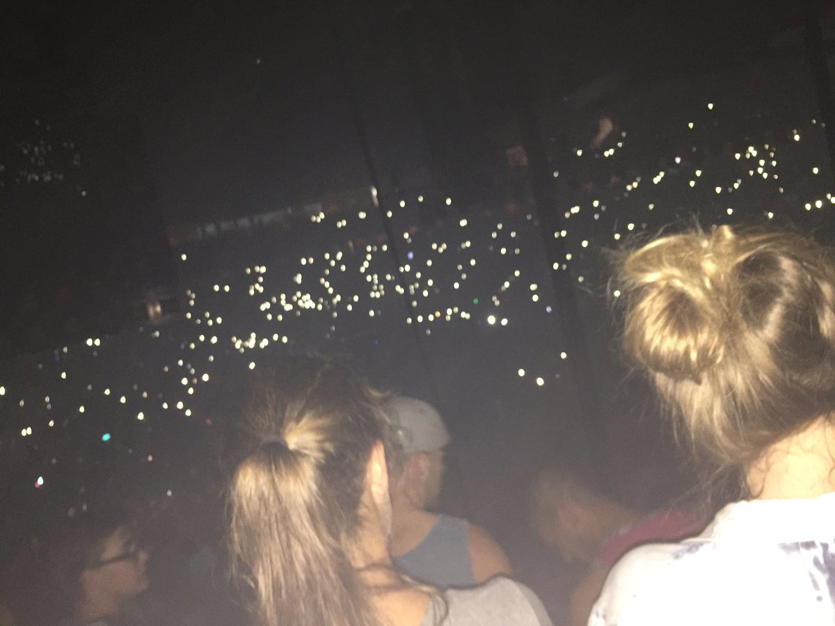 KhloeSisley's tweet photo. Truly amazing. 1300 people in a building craving the same thing. Jesus. #forwardconf2016 #forwardflex https://t.co/Dfbn82F3yN