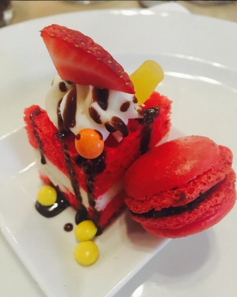 PlatesBuffet's tweet image. Strawberry cake 🍰 with some gummy bears, Reese's Pieces &amp;amp; chocolate drizzle. (Photo by an_gracie on Instagram) #yeg