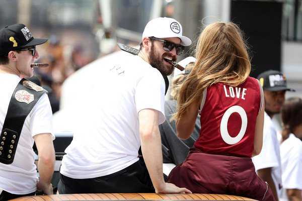 Kevin Love Brought His New Girlfriend Latest News Breaking News Headlines Scoopnest