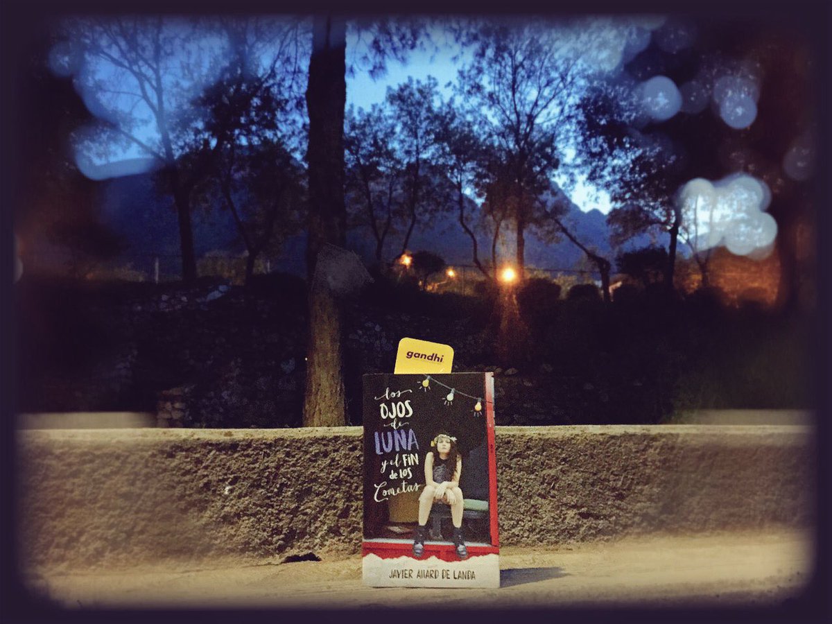 ambar_esv's tweet photo. Podría leerlo 100 veces y siempre me enamora más este libro @javiallard #LosOjosDeLunaYElFinDeLosCometas https://t.co/5moFGR1Hx0