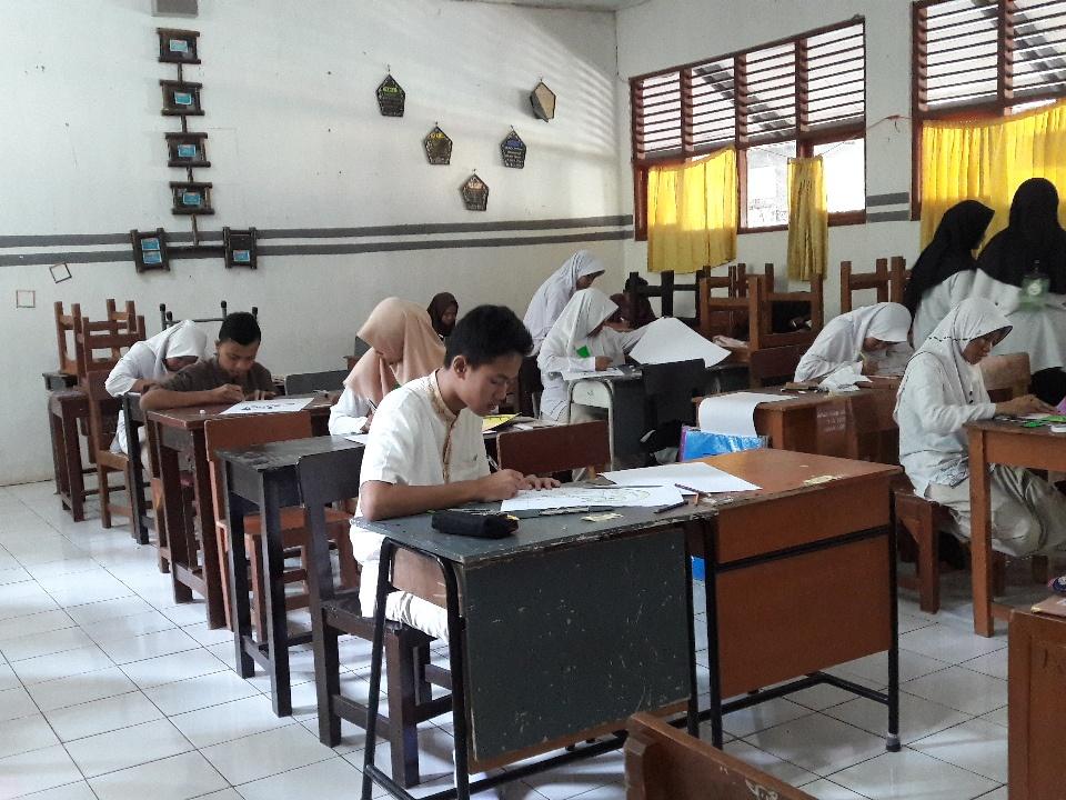 SMAN1Setu's tweet photo. Suasana perlombaan Kaligrafi pada Acara Buka Bersama SMA Negeri 1 Setu. https://t.co/N2vlCXpZ0y