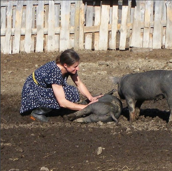 junedresses's tweet photo. June 23 - #junedresses repost of the day: belly rubbing never looked so good! 
https://t.co/ttPodaSiJX https://t.co/sRgvdRwCDN