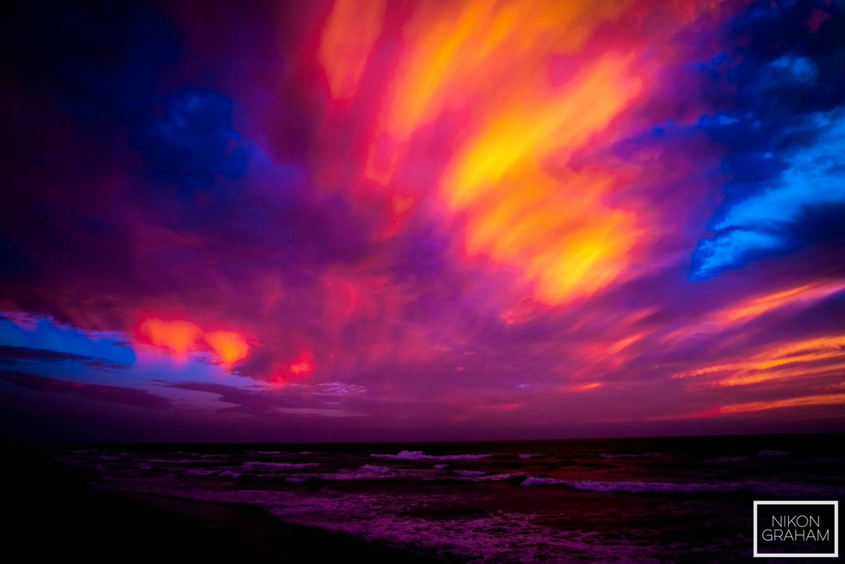 NikonGraham's tweet photo. Summer Solstice at Ocean Beach. 

#SanFrancisco #SummerSolstice #OceanBeach #Sunset #nikon #NikonGraham #photoofday https://t.co/KeUZ6ZlNt3