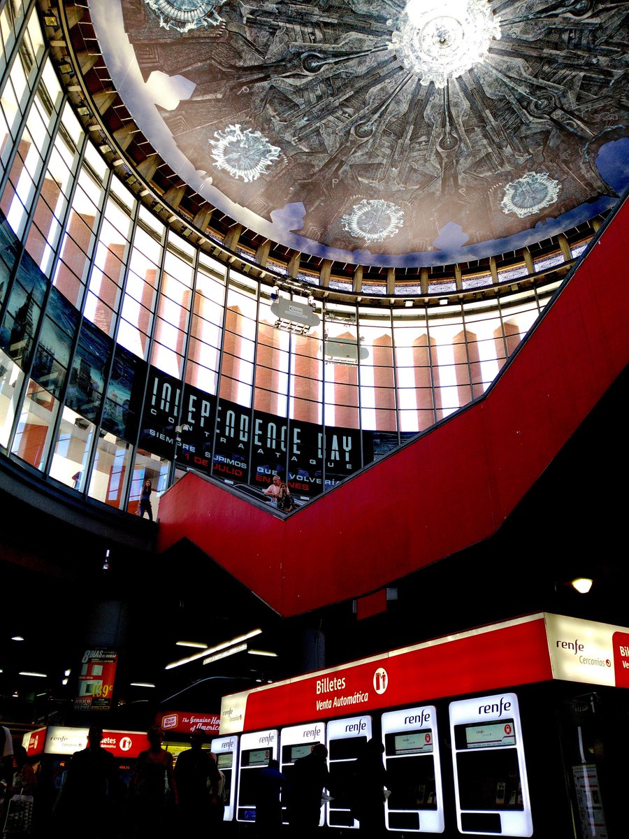 20thCenturyES's tweet photo. Las primeras naves de #IndependenceDayES ya se han dejado ver en la estación de Atocha ;) ¡Próximo viernes en cines! https://t.co/m1jSnqetTE