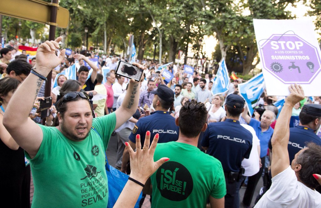 PAH_Sevilla's tweet photo. .@LA_PAH cantaba🎤💃🙌 ¡Yo soy de #Las5DeLaPah! @PPopular enviaba sus Cachorros para OCULTAR la Realidad ¡¡VERGÜENZA!! https://t.co/NGXgNNciJD