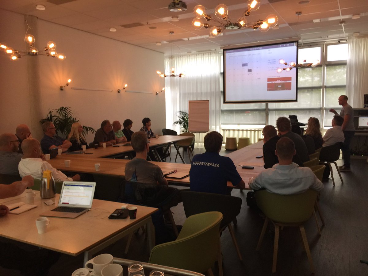 Vorselman's tweet image. De aftrap @FrieslandColl presentatie #DLWO met @RonaldKollen docenten en uiteraard studenten en @SRCIOS #FCLive