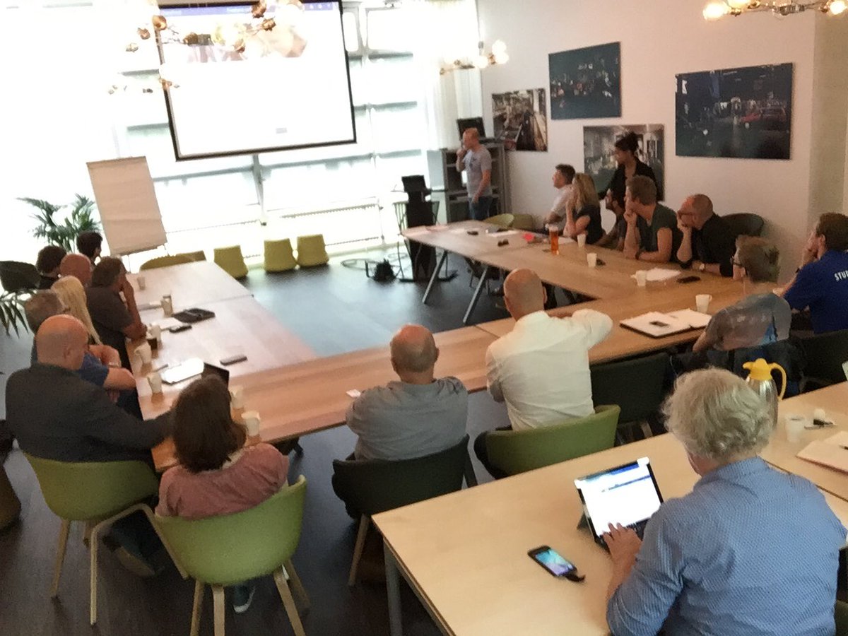 Vorselman's tweet image. De aftrap @FrieslandColl presentatie #DLWO met @RonaldKollen docenten en uiteraard studenten en @SRCIOS #FCLive