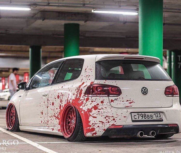 こんなデザインの車が走っていたら、高確率で検問で止められるだろうなwww