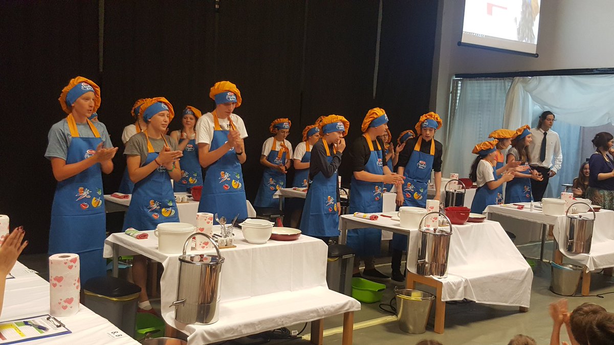 SuhaVoda's tweet photo. Kuharji @MasterChef na #Ledina so že pripravljeni na izzive. Res zabavno in veselo je tukaj :) @SiolNEWS https://t.co/LowduX9cdv