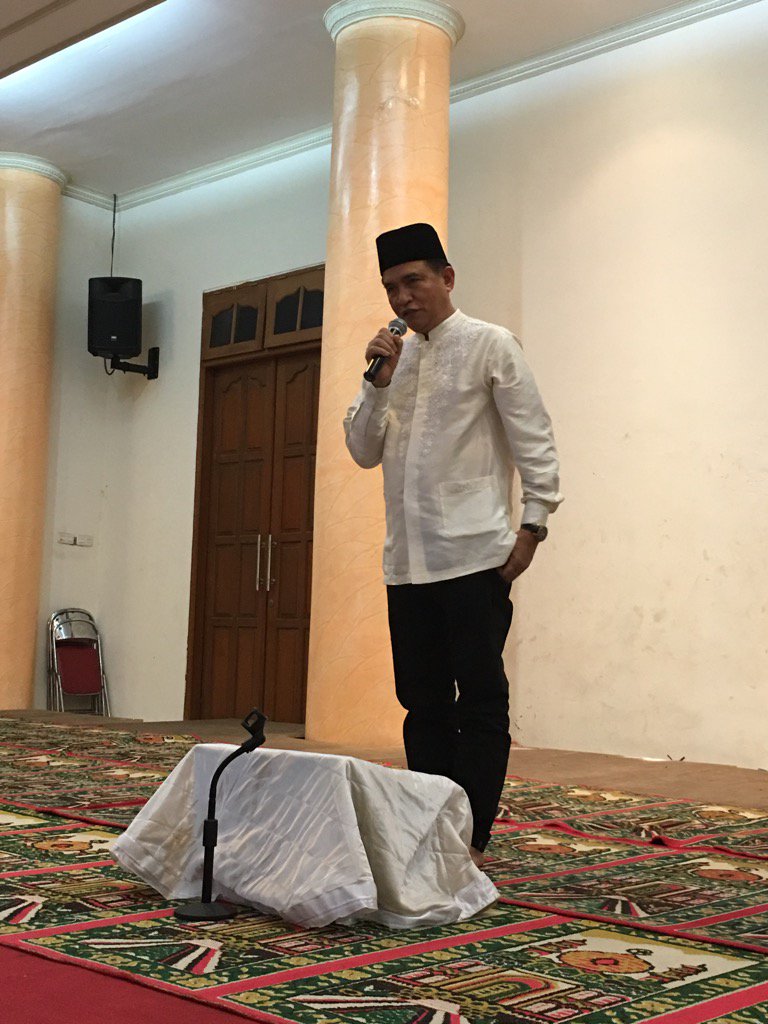 Yusrilihza_Mhd's tweet photo. Memberikan taushiyah Ramadhan jelang buka puasa di mesjid Pademangan Timur https://t.co/s3B9ovoD2R
