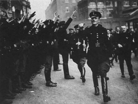 みつうろこ グドルーン ブルヴィッツ Gudrun Burwitz 1929年8月8日 は ドイツの政治活動家 ナチス親衛隊長官ハインリヒ ヒムラーの娘 彼女は父ハインリヒと国家社会主義の支持者であり続け 極右的な政治活動へと傾倒する みつうろこ グドルーン ブルヴィッツ Gudrun Burwitz 1929年8月8日 は ドイツの政治活動家 ナチス親衛隊長官ハインリヒ ヒムラーの娘 彼女は父ハインリヒと国家社会主義の支持者であり続け 極右的な政治活動へと傾倒する