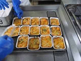 続いて、本日の給食のかぼちゃ手作りコロッケふう（ソース）の調理の風景を
ご紹介します！