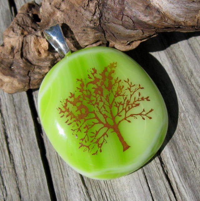 Emotional_Oasis's tweet photo. Forever Arbor Day Fused Glass Pendant https://t.co/KKWG5Qa0X2 #jewelryonetsy #StrengthSymbol https://t.co/QlWGDbcxld