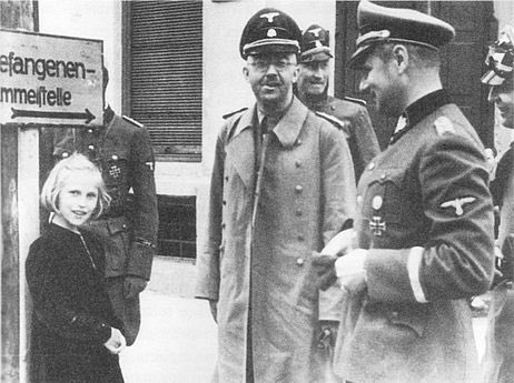 みつうろこ グドルーン ブルヴィッツ Gudrun Burwitz 1929年8月8日 は ドイツの政治活動家 ナチス親衛隊長官ハインリヒ ヒムラーの娘 彼女は父ハインリヒと国家社会主義の支持者であり続け 極右的な政治活動へと傾倒する