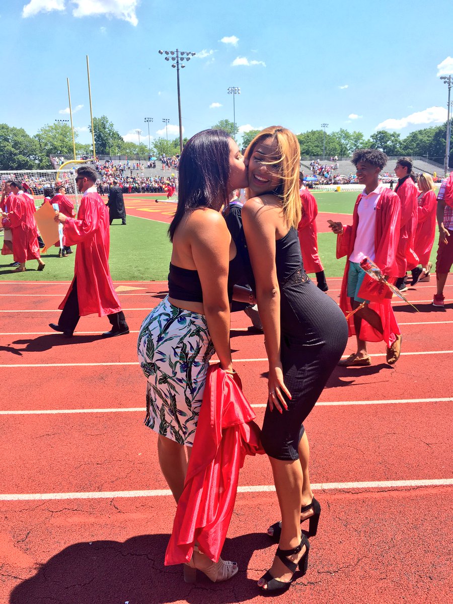 A_Hernandez1512's tweet photo. can't imagine my life without you, that's why I have to keep you in it👭💕 #est09 #mycrazy #kayonce @Ibreaknecks__ https://t.co/RDtbmp40PM