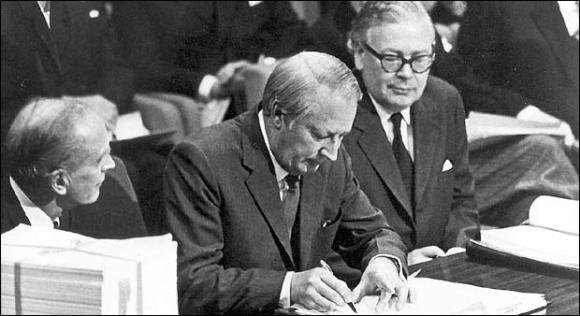 jmahrens's tweet image. Edward Heath firma el Tratado de Adhesión del Reino Unido a la Comunidad Económica Europea. 1973. Aquello acabó hoy