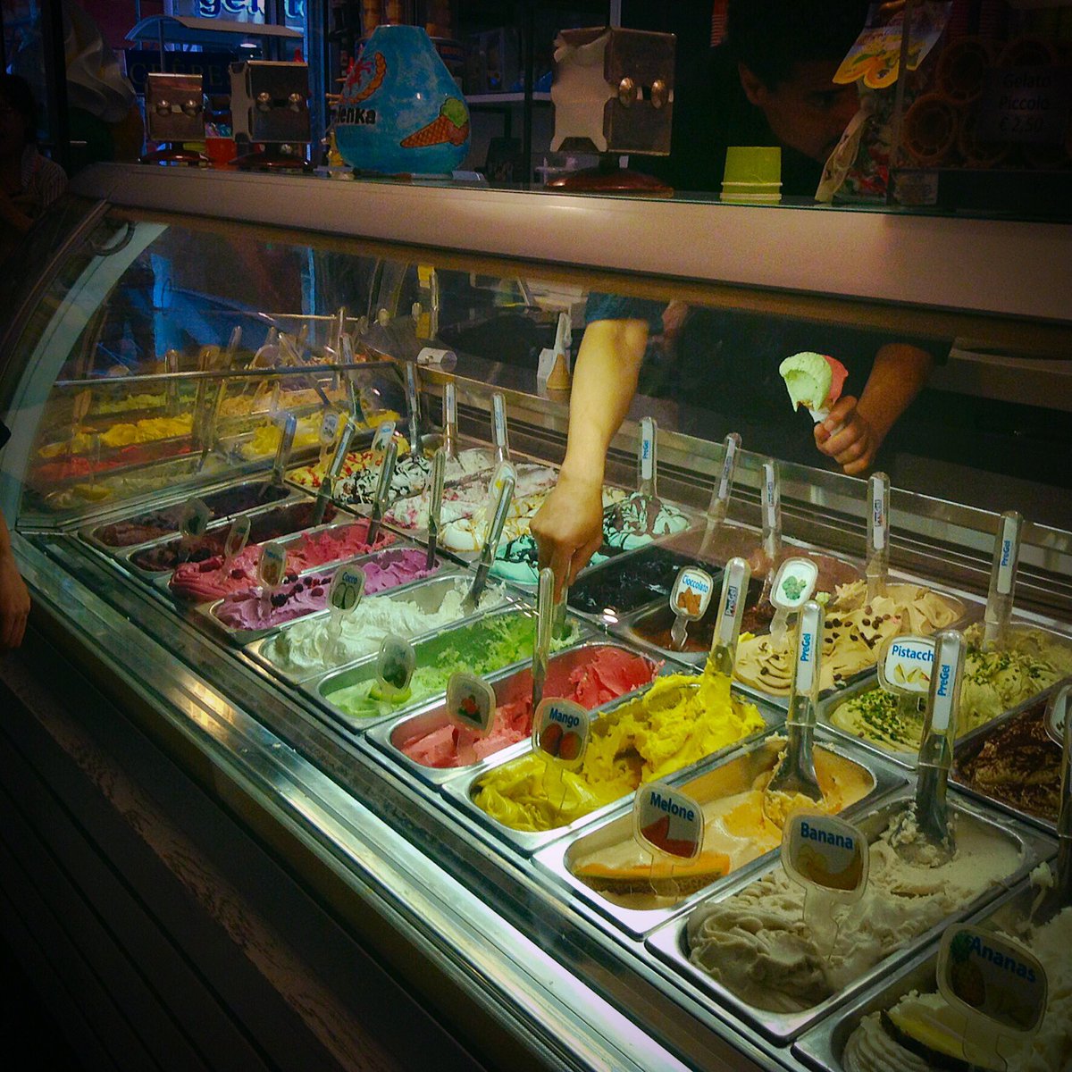 veidehigite's tweet photo. The authentic #Gelato #Icecream #Italy #Rome #Monti #castropretorio #Travel with #vipbagsindia #deluxerange #Global https://t.co/bE6WA8mXDw